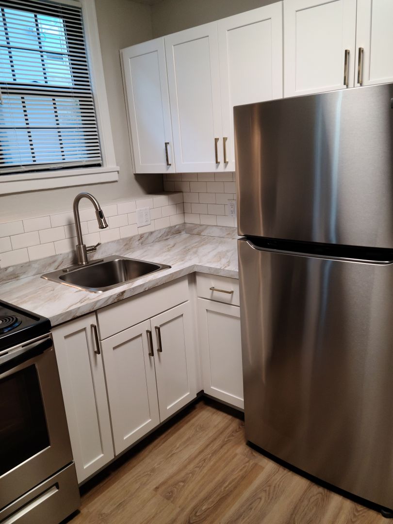 Madison Apartment: 826 Lakeside Street