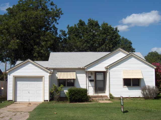 Lawton House: 2211 NW Crosby Ave.