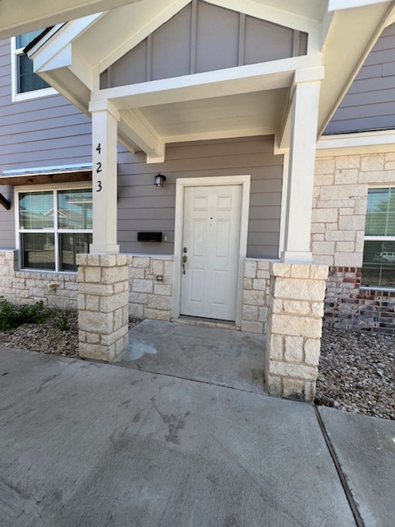 Mcgregor Townhome: 423 Spring St