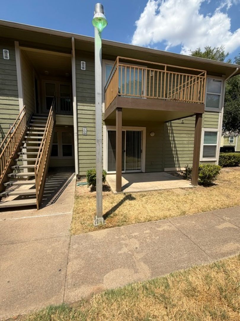 Waco Apartment: Burkhardt 1500 Lake Shore Dr.