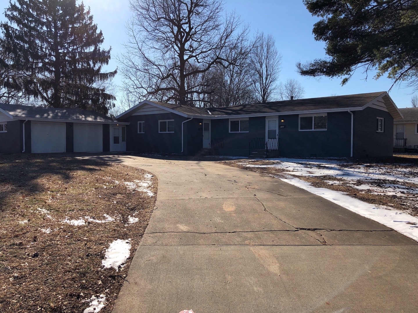 Springfield Apartment: 2718-2720 S. Stewart