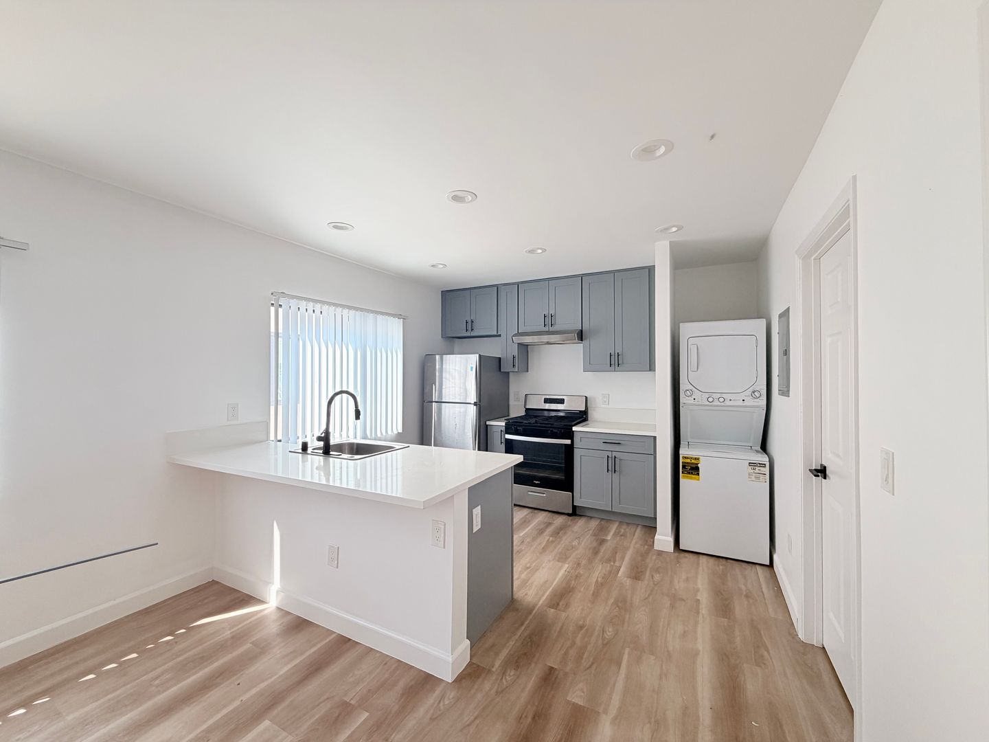 Los Angeles Apartment: 1583 West 29th St