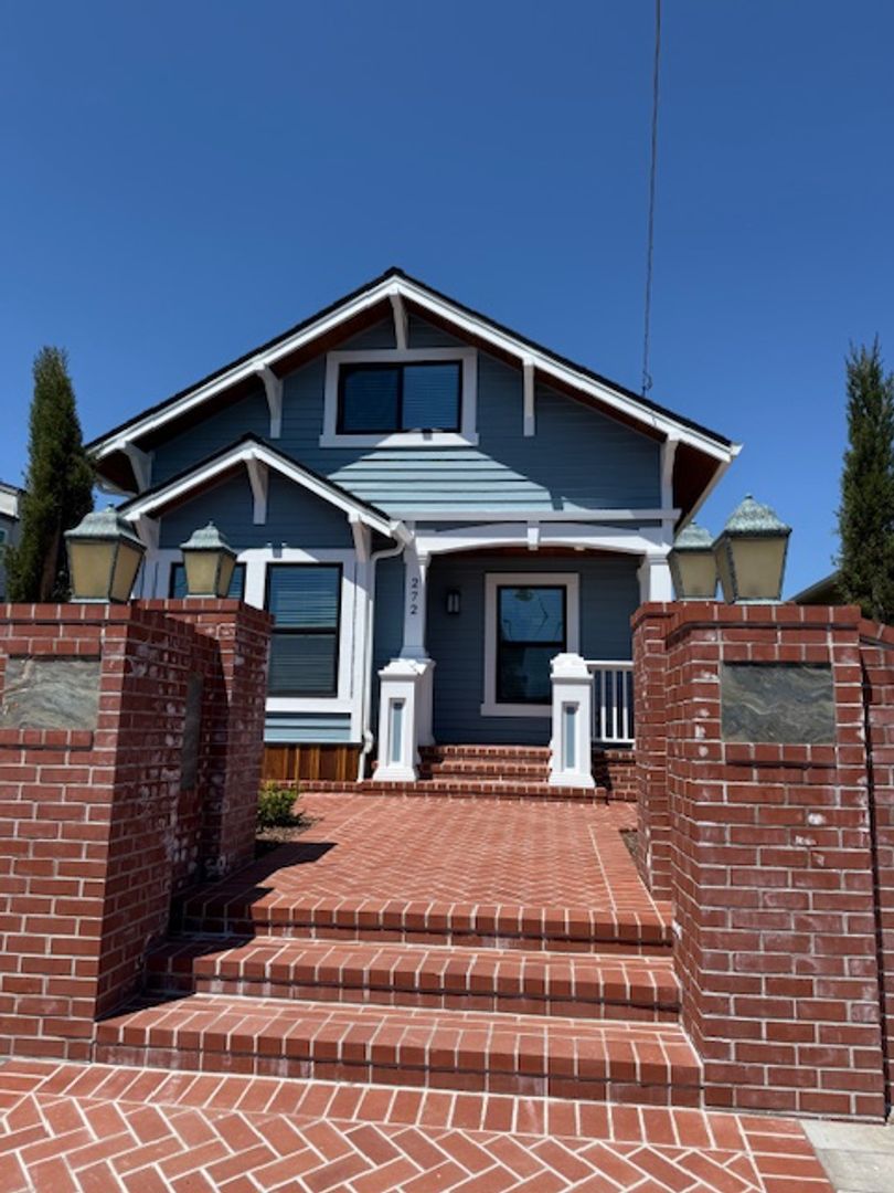 Monterey House: 272 Clay Street