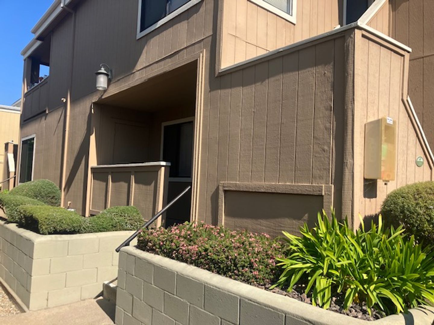 Monterey House: 820 Casanova #115