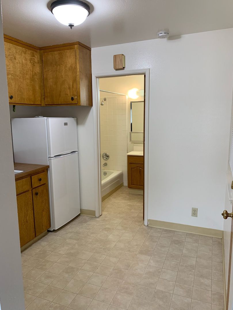 Monterey Apartment: 222 Laine Street