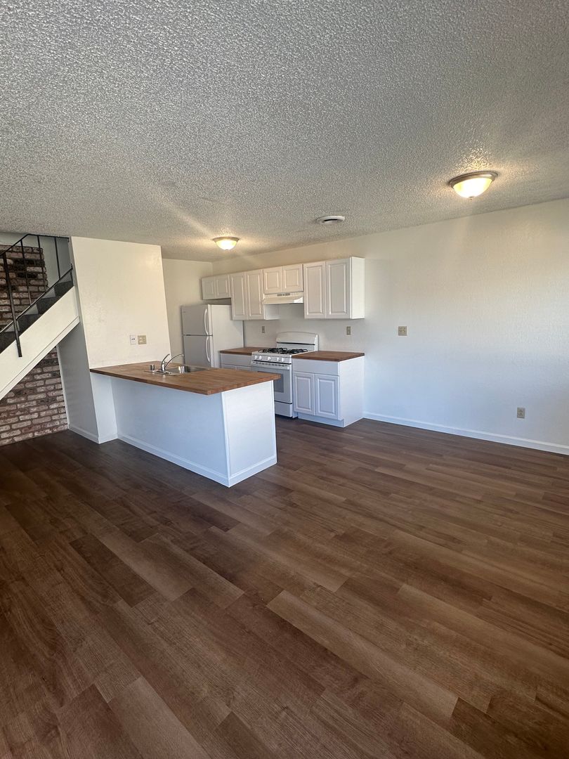 Marina Apartment: 3057 Zanetta Drive