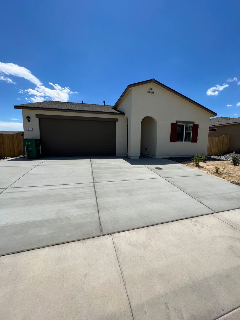 Fernley House: 1817 Hickory Ln, Fernley, NV 89408  (HOME WARRANTY)(HOA)