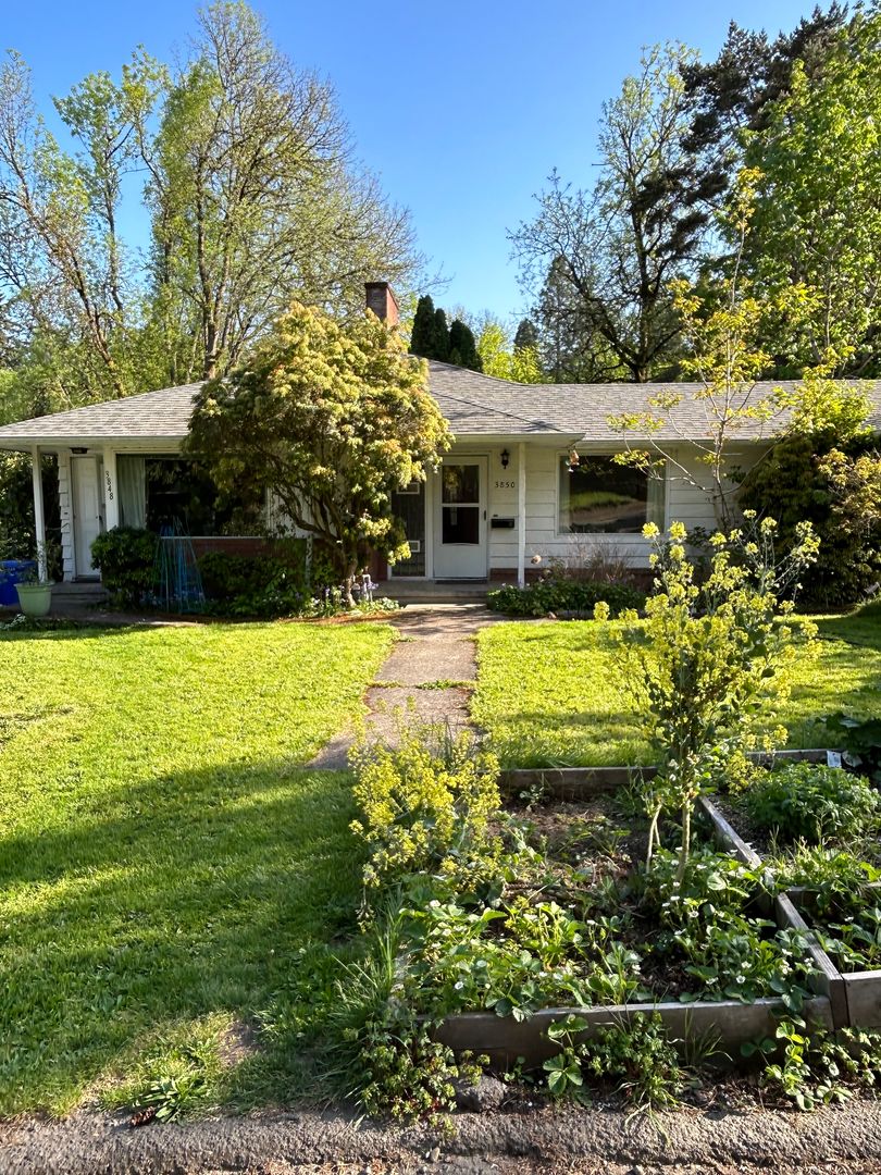 Portland Apartment: 3848 - 3850 SW Marigold Street