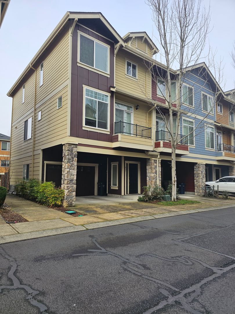 Hillsboro Townhome: 427 NW Tork Place