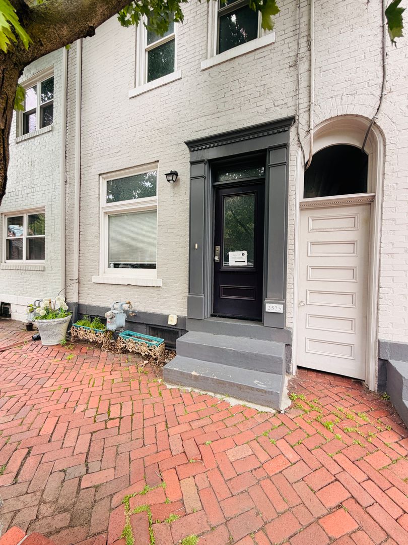 Pittsburgh House: 2525 Jane St