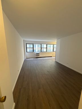 Studio Apartment – 330 East 46th Street, 6V, New York, NY 10017