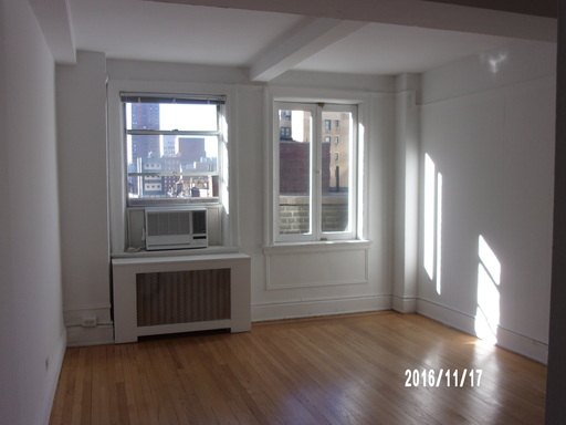 One bedroom – photo 1