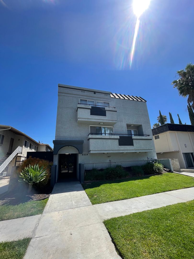 Sherman Oaks Apartment: 4524 Vista Del Monte Ave