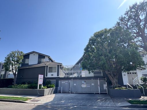 LUXURY 2 BEDROOM TOWNHOUSE STYLE APARTMENT!