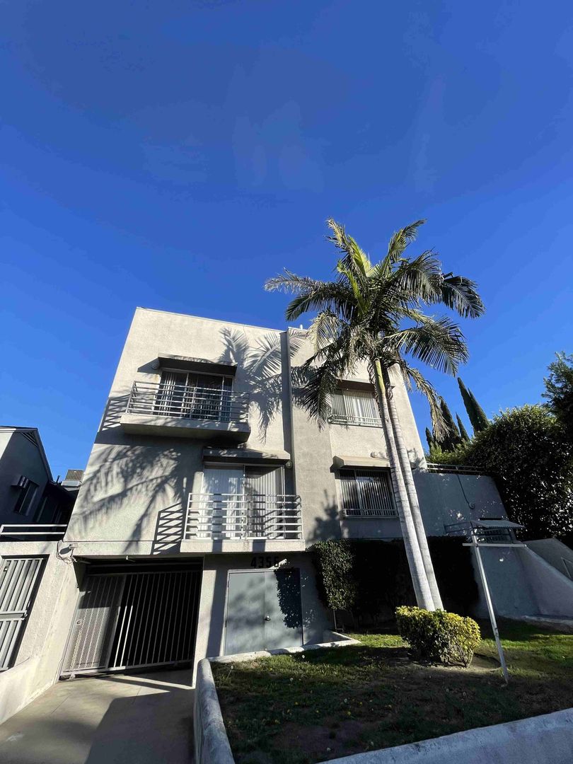 Studio City Apartment: 4356 Colfax Ave.