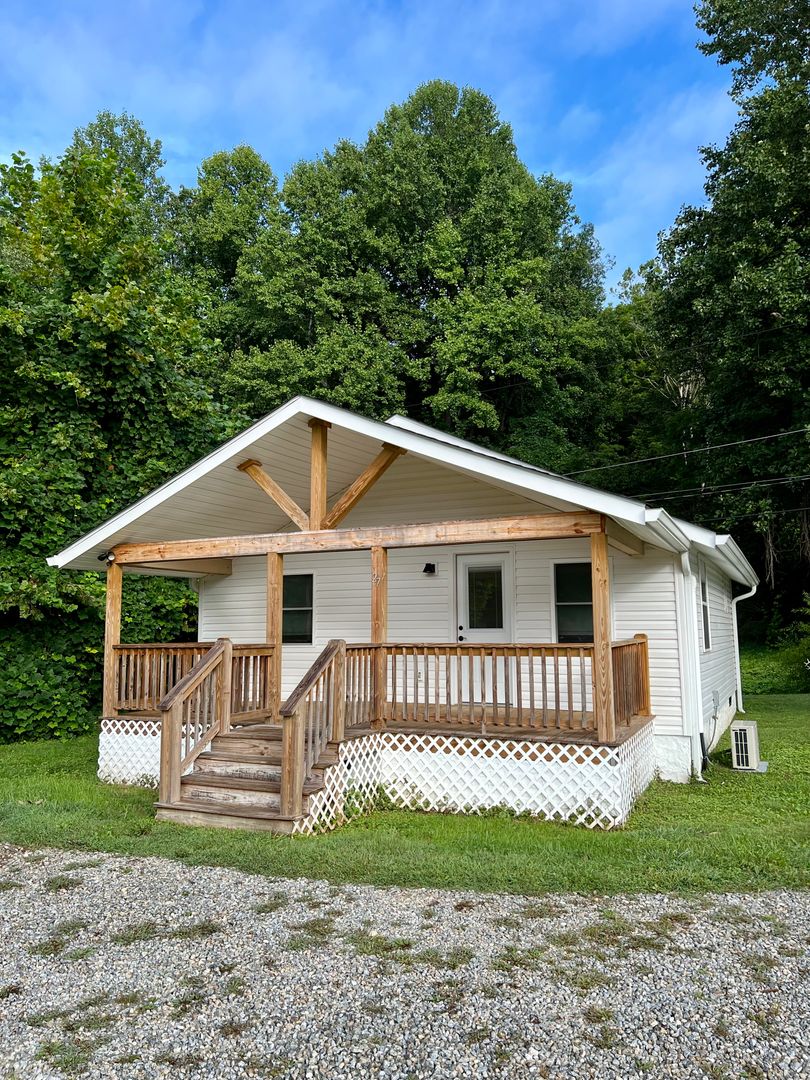 Zirconia House: 27 Summit Lake Lane
