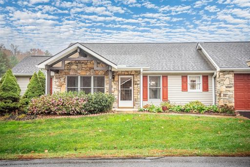 Comfortable Single-Level Living in Hills at Avery’s Creek – photo 1