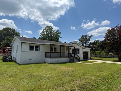Welcome Three-Bedroom Home, Available Now! – photo 1