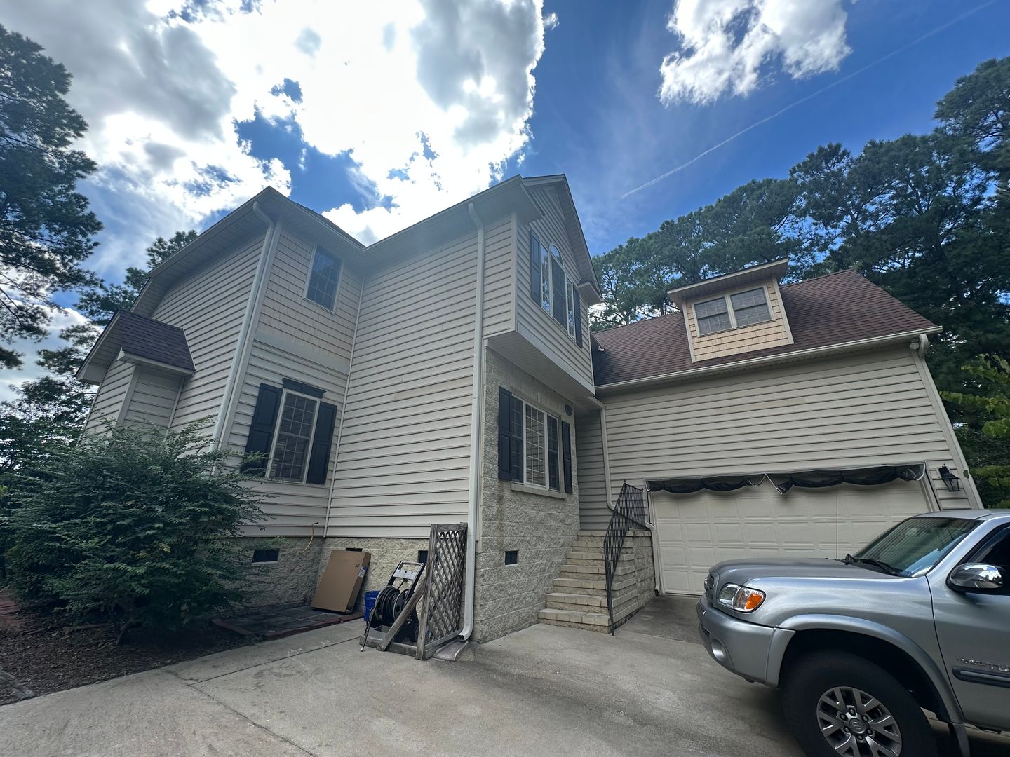 Sanford House: 143 Fairway Ln