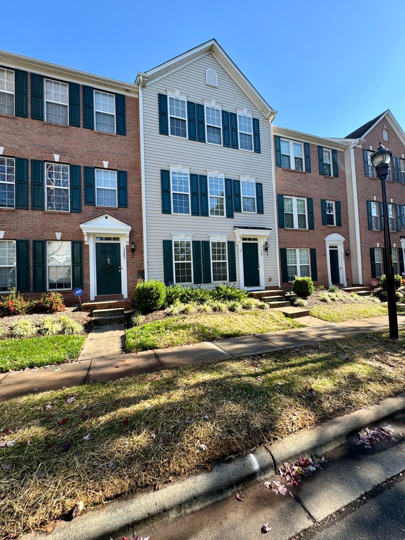 Charlotte Townhome: 15703 King Louis Court