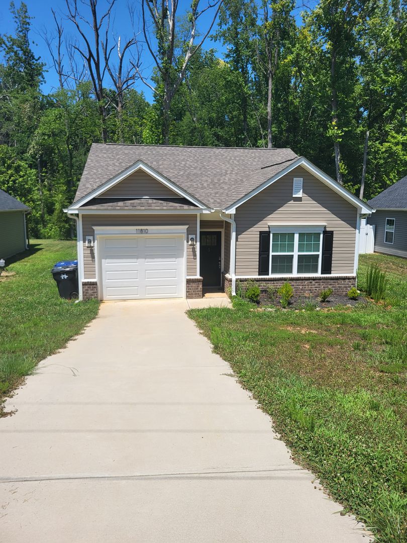 Huntersville House: 11810 Titan Ave
