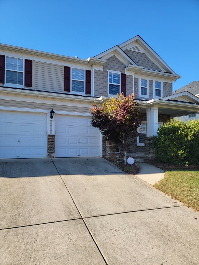 Mooresville House: 116 Silverspring Place