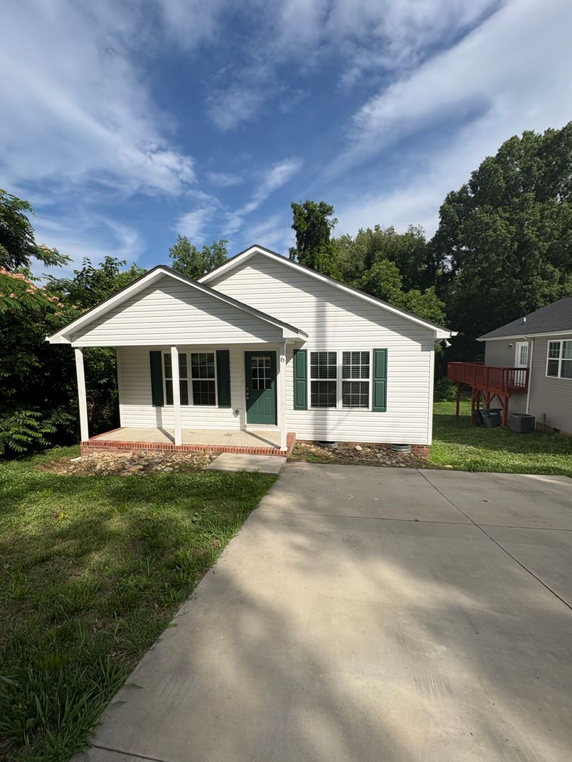 Concord House: 6 Meadowview Ave SW