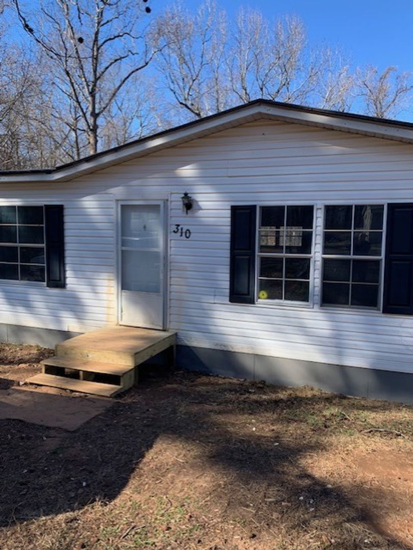 Spartanburg House: 310 Tibbs Dr