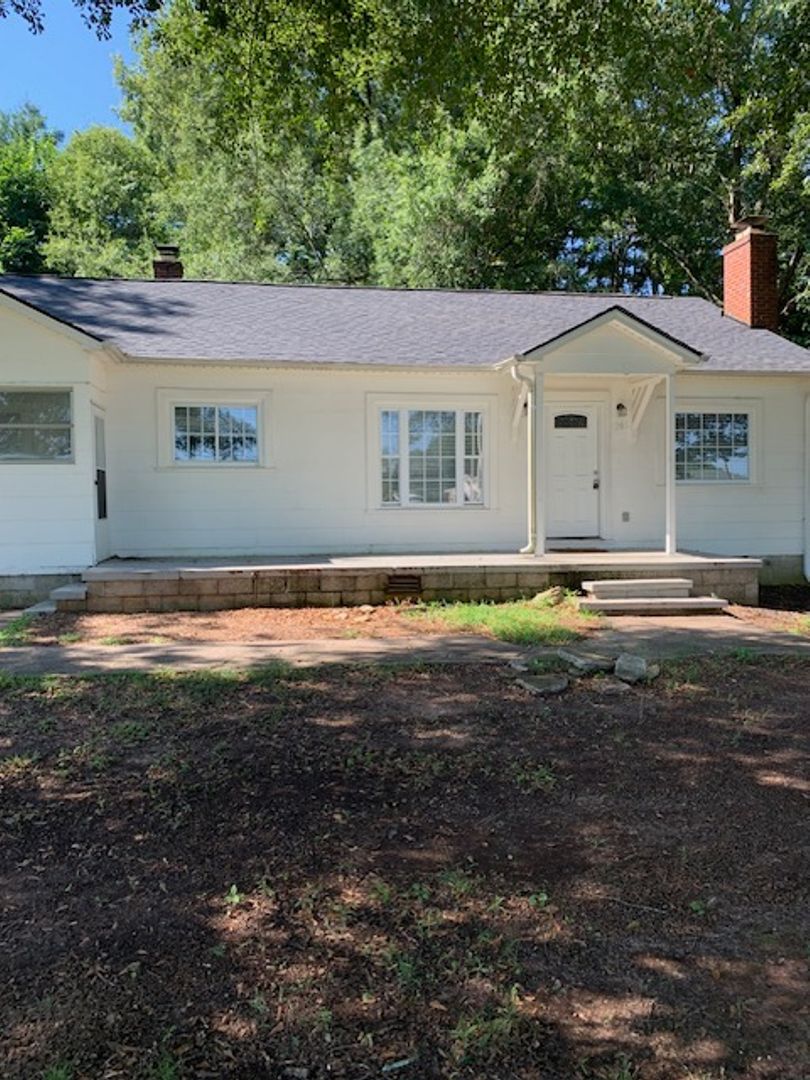 Chesnee House: 1205 W Hwy 11