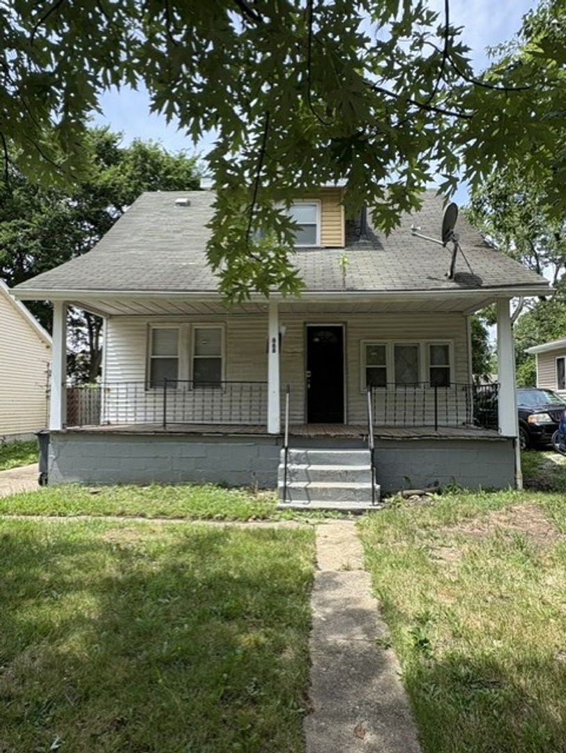 Akron House: 668 Roscoe Ave