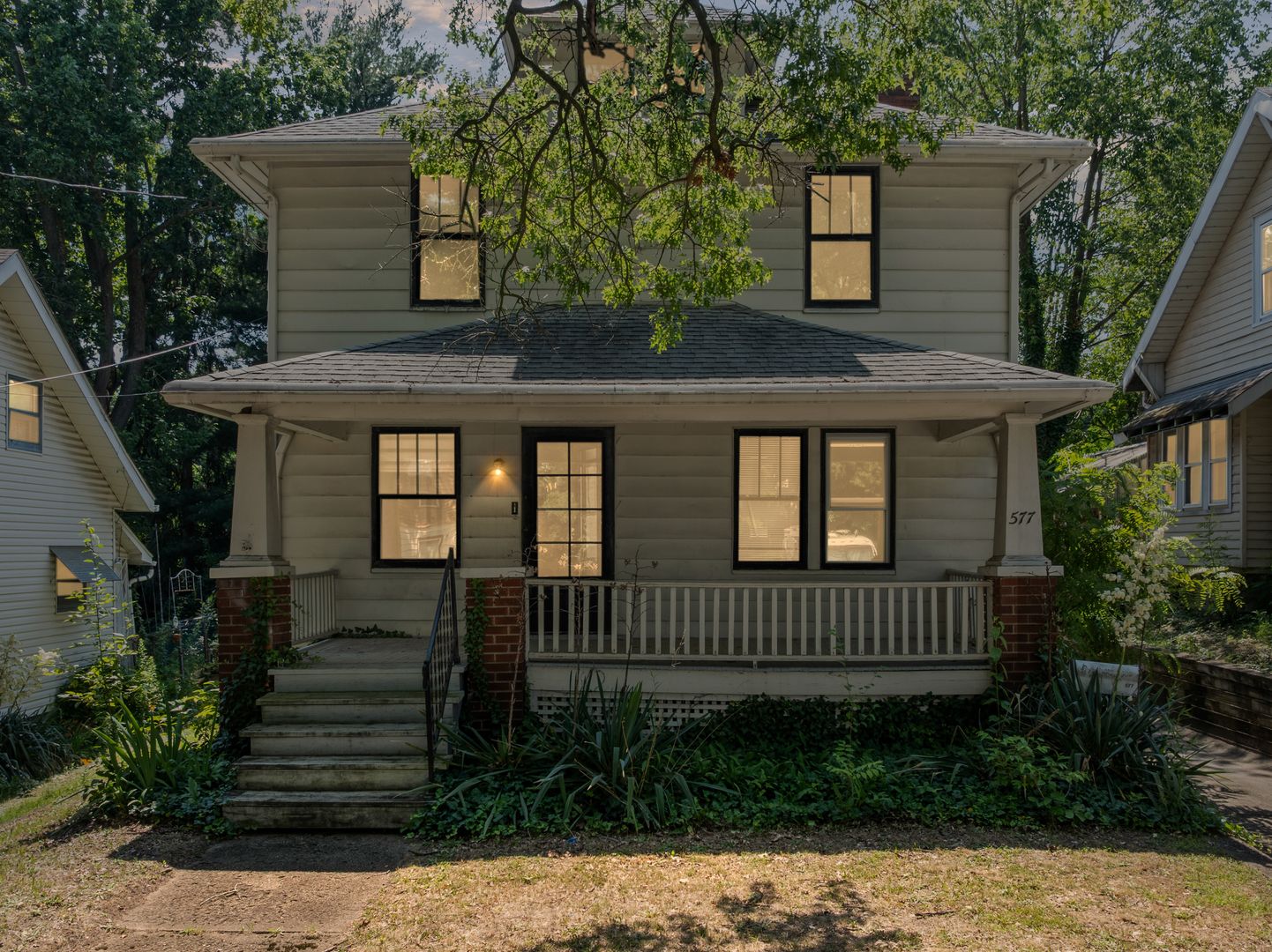 Akron House: 577 Eastland Ave