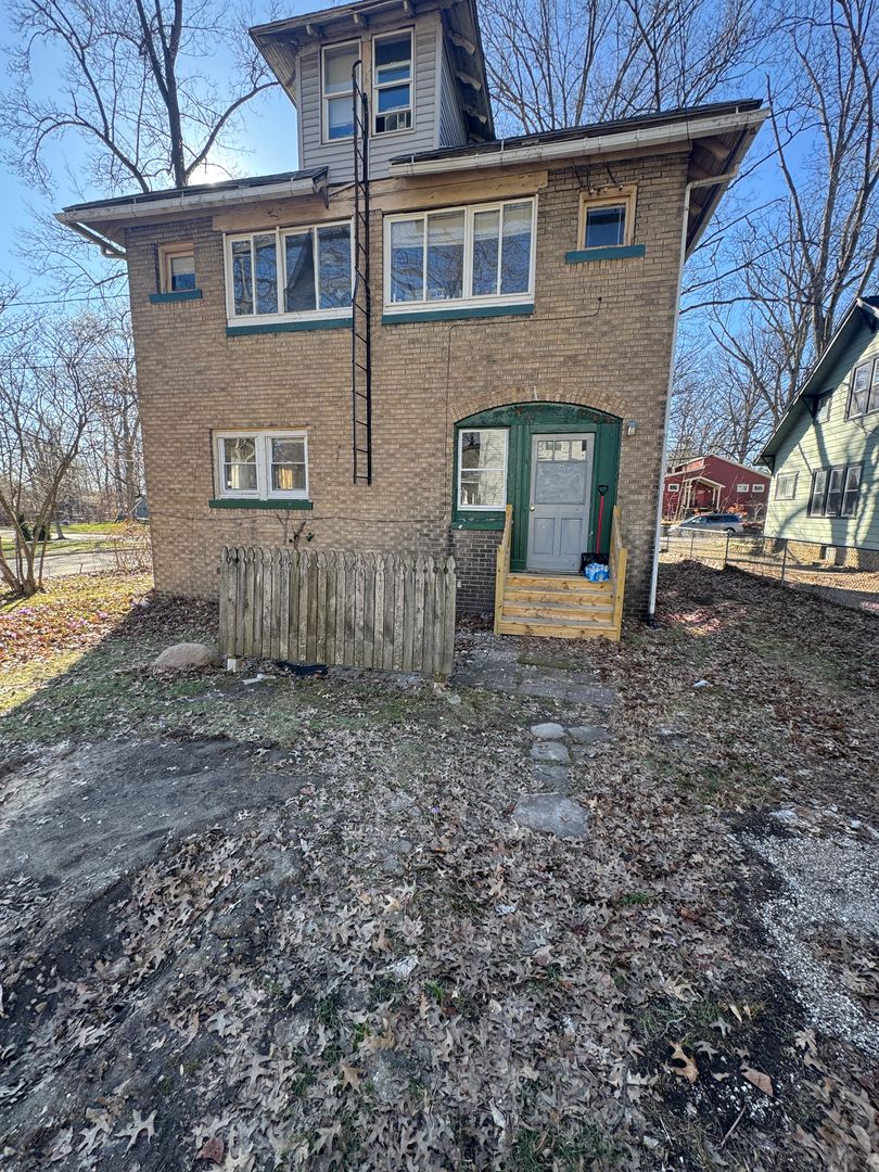 Kent Apartment: 1017 Vine St