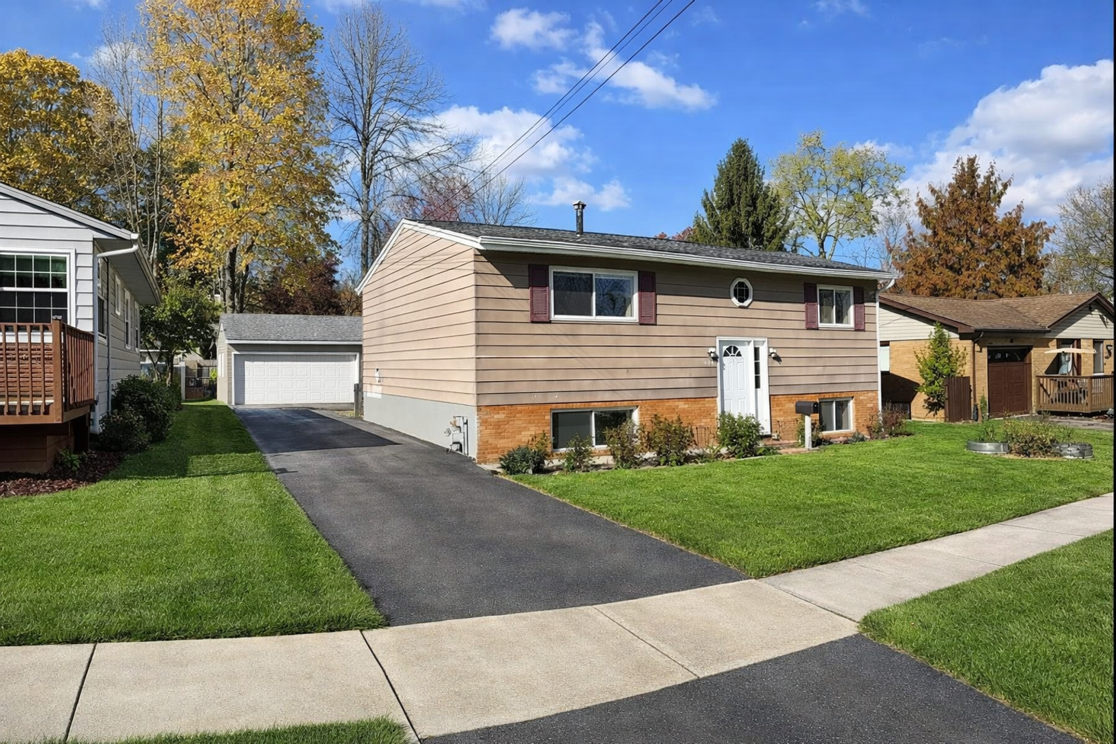 Akron House: 994 Ellsworth Dr