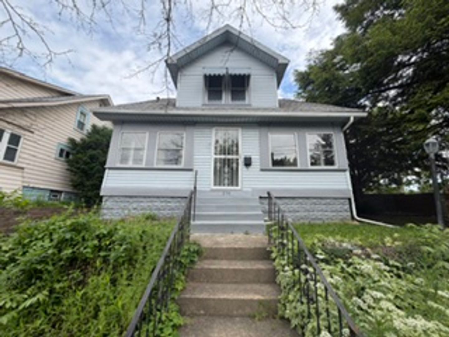 Akron House: 875 Harrison Ave