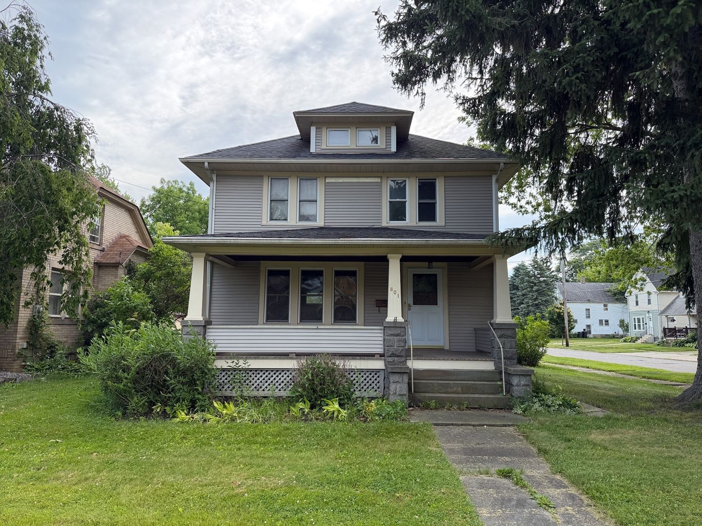 Elyria House: 601 Woodland Ave