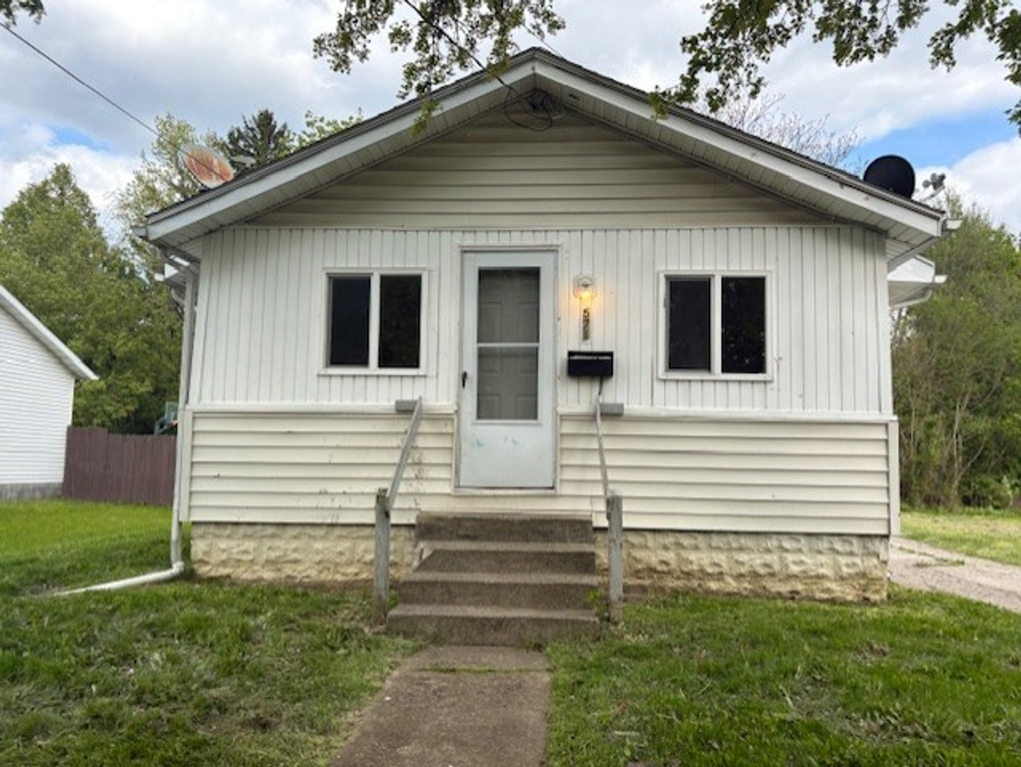 Akron House: 571 Chittenden St