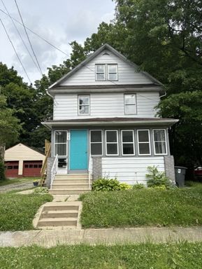 Updated 2-Bedroom Apartment with Spacious Rooms and Private Lower-Level Layout – photo 1