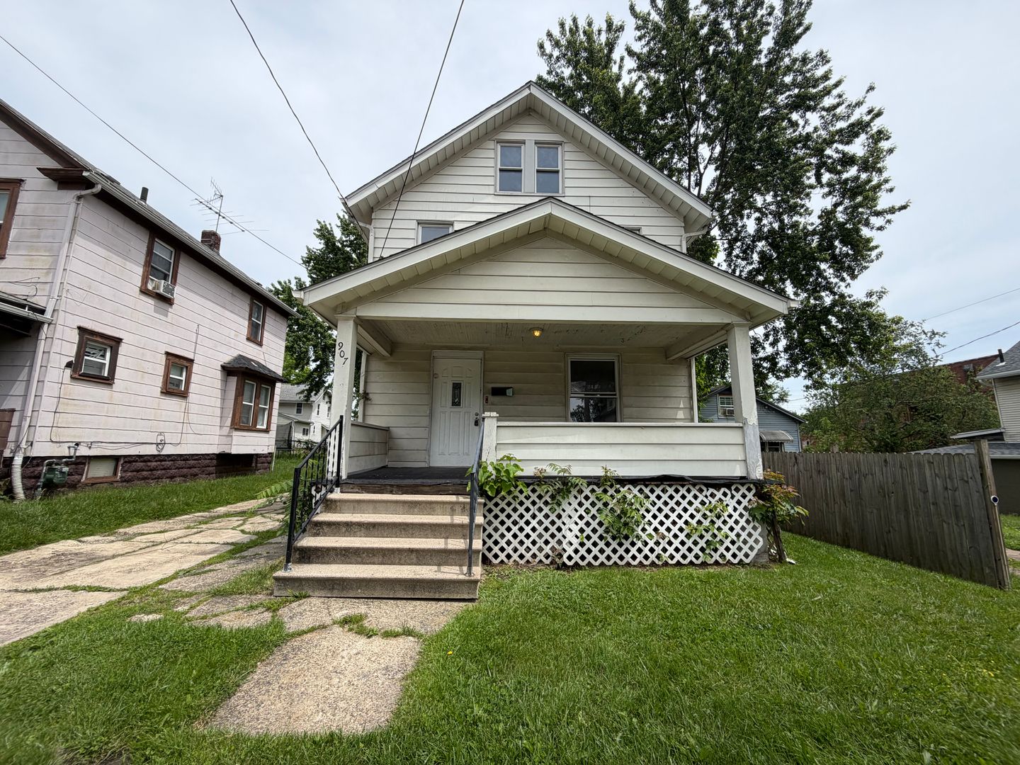 Akron House: 907 Kling St