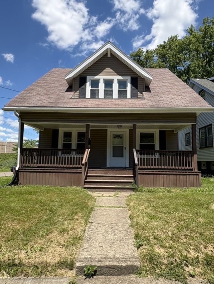 Akron House: 857 5th Ave