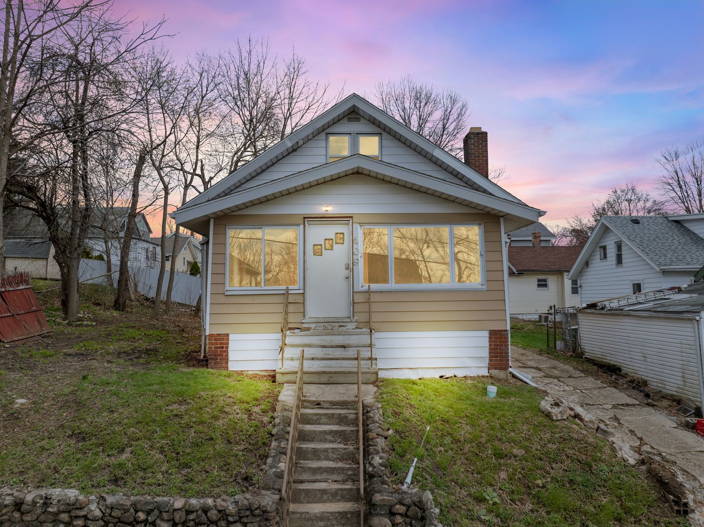 Akron House: 409 Pioneer St