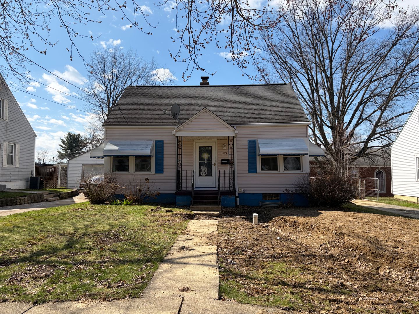 Akron House: 1090 Hartford Ave