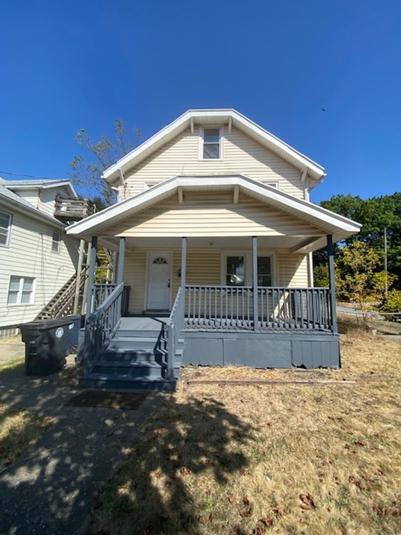 Akron House: 725 Excelsior Ave