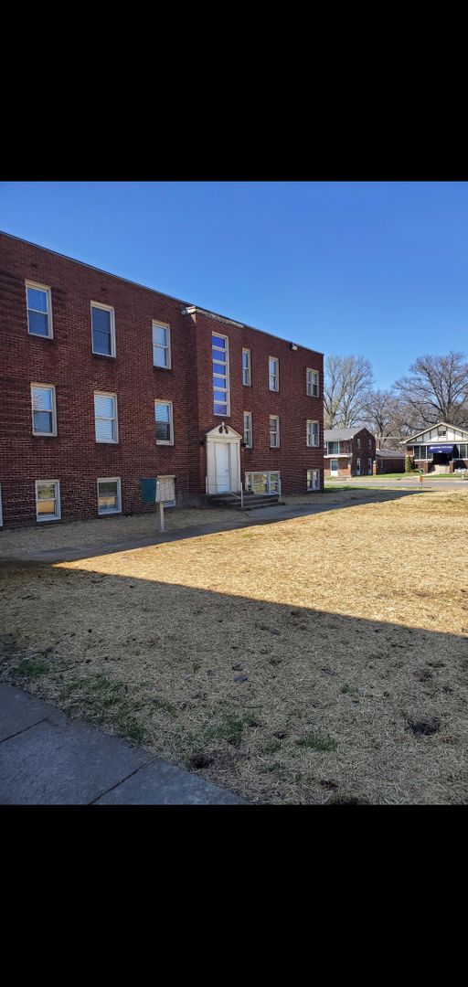 Evansville Apartment: 1111 Lincoln Ave.