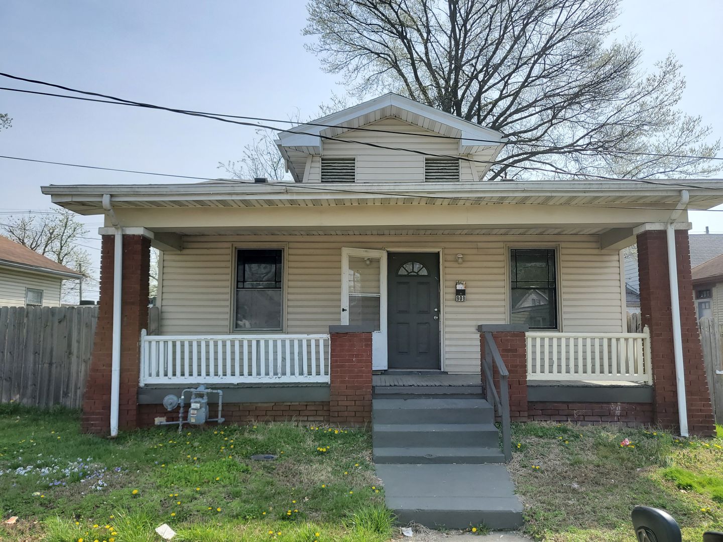 Evansville House: 909 N 5th St