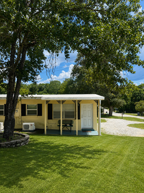 Charming 1 Bedroom Duplex in Convenient Location!