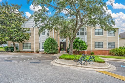Spacious 2-Bedroom Condo at The Oaks – Prime Location with Community Pool