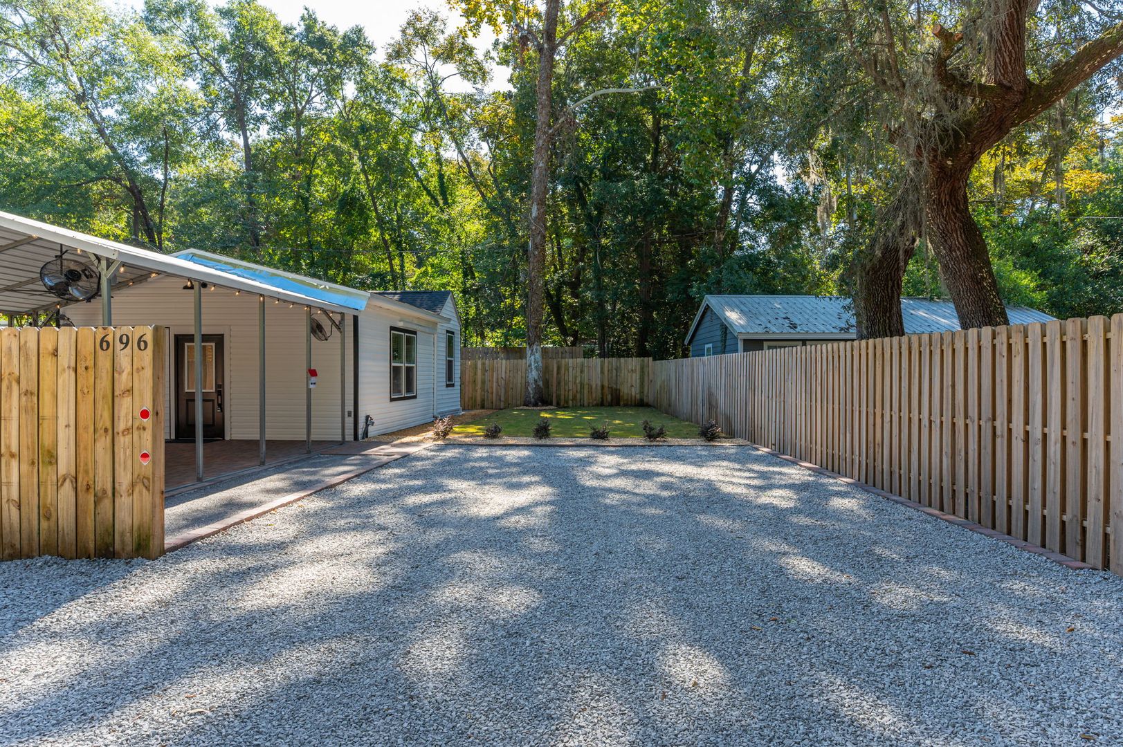 Freeport House: 696 Persimmon Street