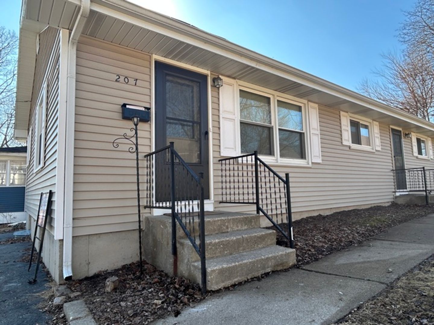 Carpentersville Apartment: 207-209 N Lord Ave
