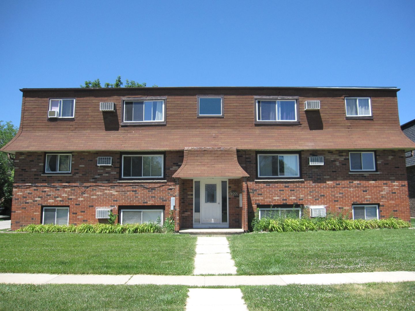 Elgin Apartment: 1300 Getzelman Drive
