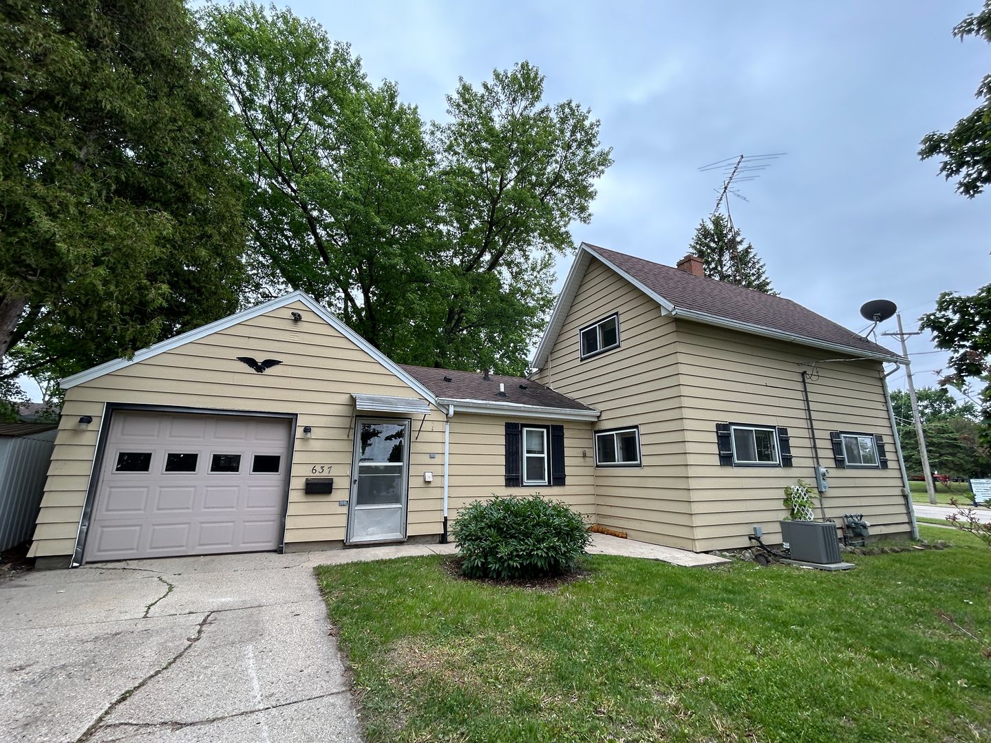 Genoa House: 637 W Main St